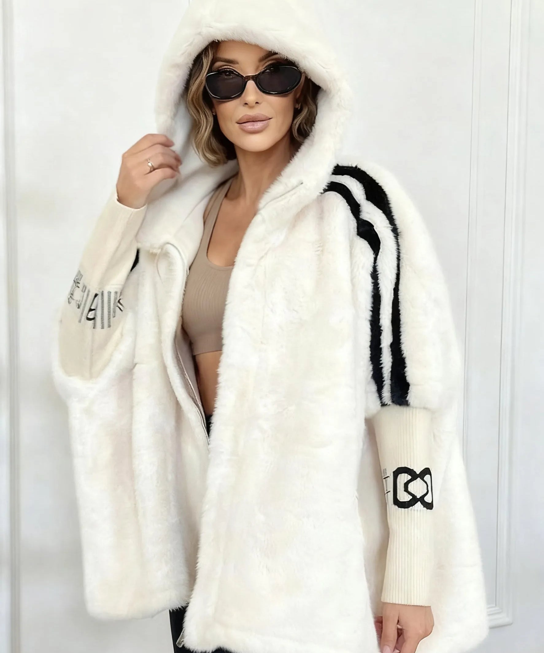 Camila | Abrigo de piel con capucha