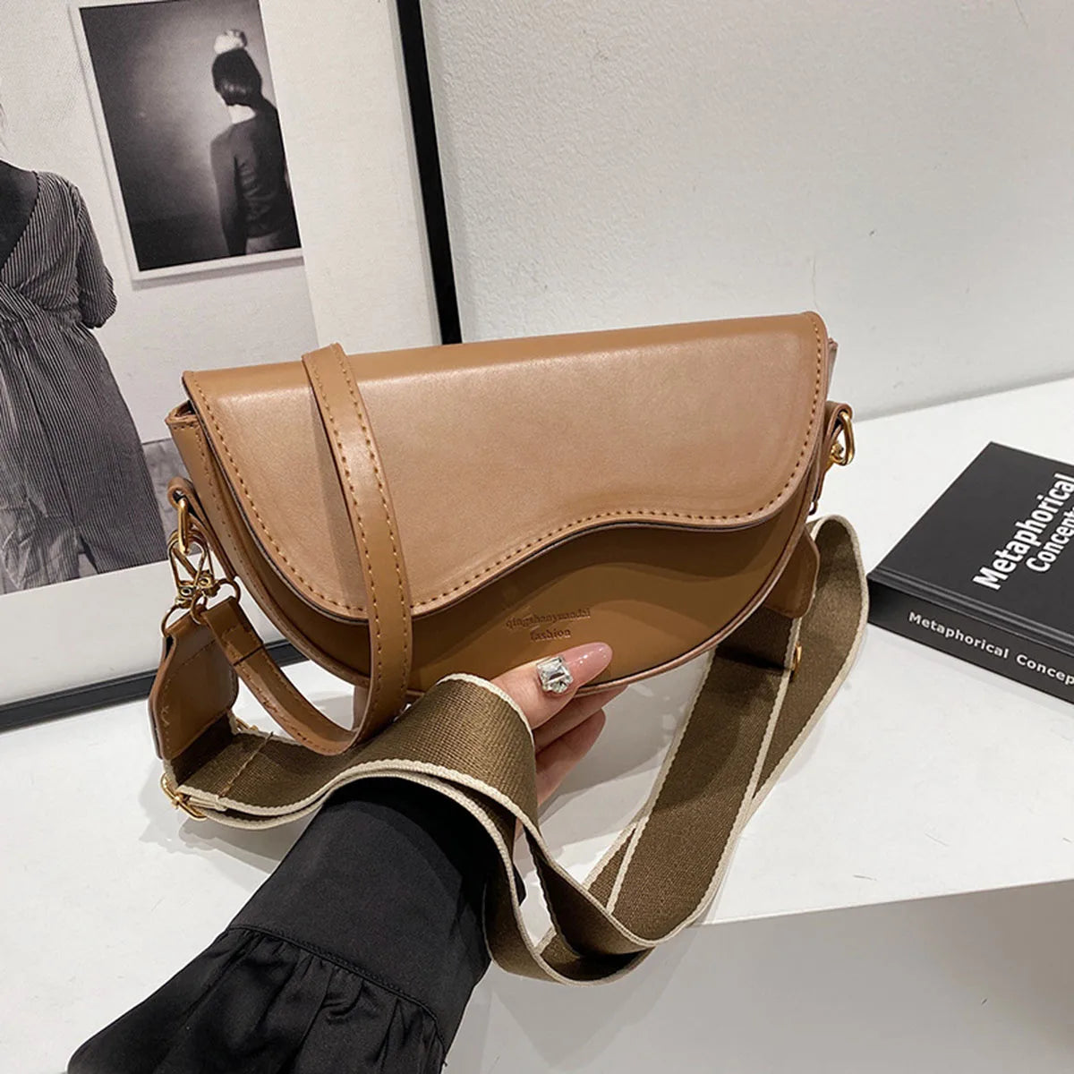 Bolso "Saddle" en Cuero – Elegancia Contemporánea
