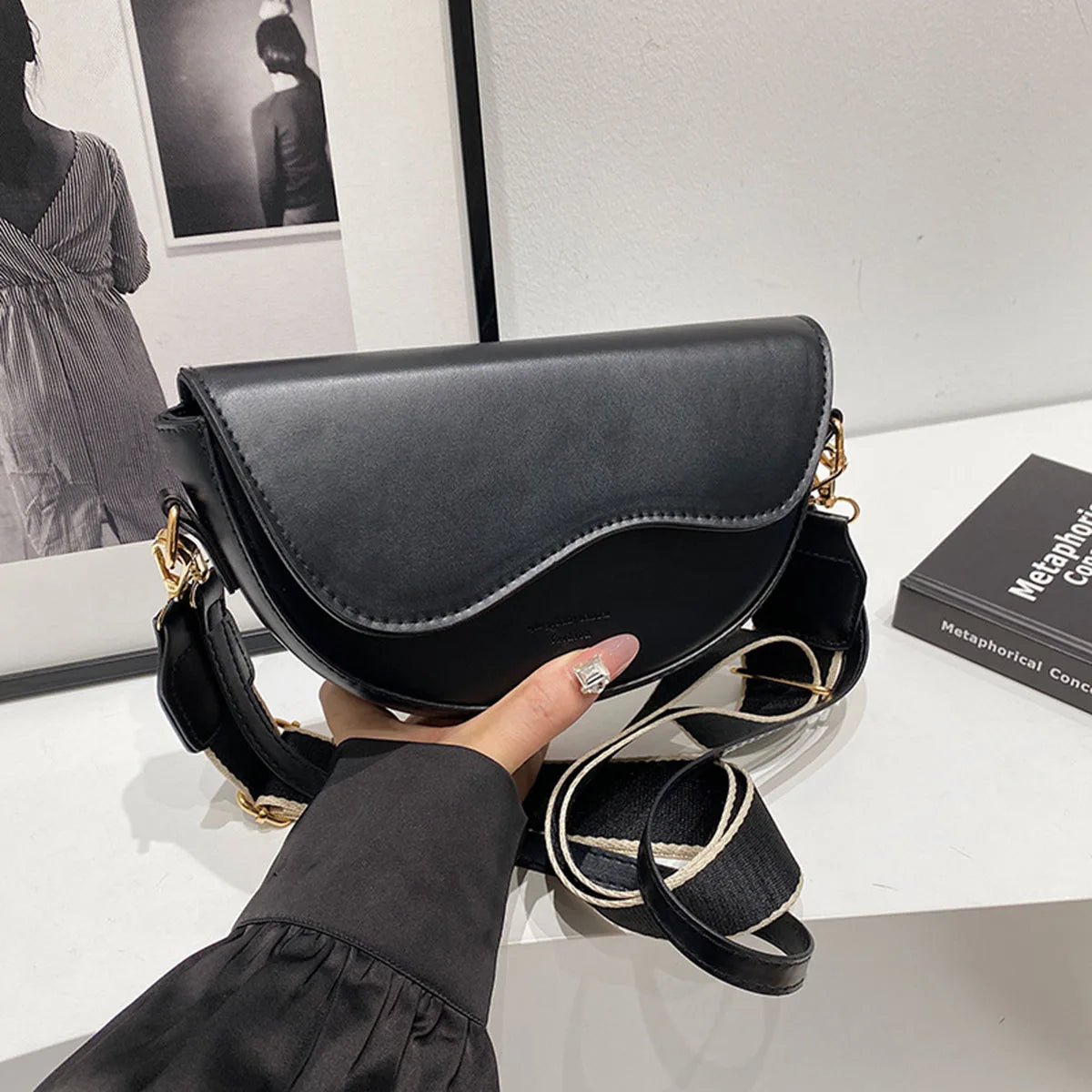 Bolso "Saddle" en Cuero – Elegancia Contemporánea