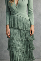 Clara · Vestido elegante con mangas de flecos