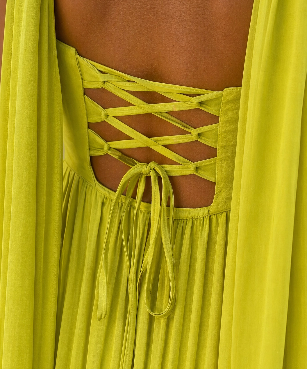 CARMEN | VESTIDO LARGO PLISADO AMARILLO CON CUELLO HALTER